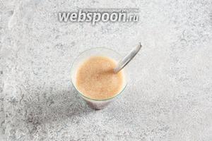 Размягчаем (по руководству на упаковке) желатин в где-то 100 мл колы. Хотите можете в воде, ничего там в консистенции не меняется, разве что концентрация вкуса незначительно падает. Я уже пробовала и так, и так.