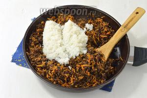 На масле (2 ст. л.) поджарить очищенный и нарезанный кубиками лук (2 луковицы), очищенную и натёртую на крупной тёрке морковь (2 штуки). Добавить варёный рис (5 ст. л.) и подготовленное лёгкое. Приправить по вкусу солью и перцем.