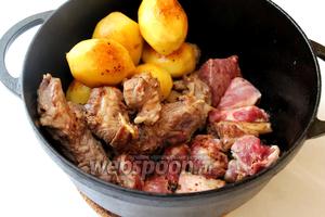 Сдвинуть его в сторону, и частями выкладывать в казан мясо (500 г), обжаривая его тоже со всех сторон.