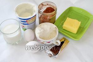 Для приготовления блинов взять молоко, сметану, муку, масло, яйца, какао порошок, шоколад, соль, сахар.