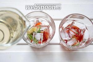 Налить сахарный сироп (160 мл). Положить лёд (кубиков 5-10 на все стаканы). Нескольких кубиков будет достаточно. Лёд можно измельчить в процессоре.