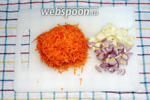 Морковь натереть на тёрке (на крупной или мелкой неважно, как вы любите), лук порезать полукольцами.
