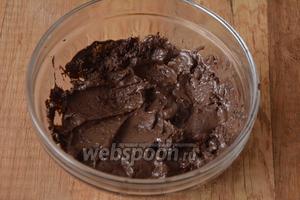 250 г шоколада растопить в микроволновой печи (я передержала шоколад, поэтому он стал более густым, но на вкус это никак не повлияет).