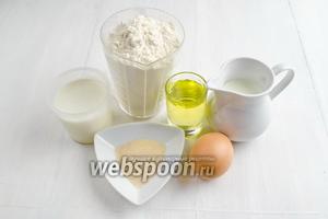 Начать нужно с приготовления теста. Для этого нужно взять молоко, кефир, дрожжи, сахар, соль, яйцо, масло подсолнечное, муку.