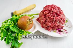 Тем временем приготовить начинку: 500 г фарша и тёртый сыр. Замесить фарш (свинина и говядина) с 1 измельчённым луком и 1 пучком зелени. Добавить 50 мл воды и 1 ч. л. соли, 30 г масла. Хорошо месить, взбивая.
