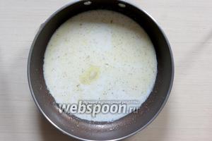 Для соуса соединяем сливочное масло (20 г), молоко (125 мл), соль (5 г), перец (1 г). Часто помешиваем и доводим до кипения.