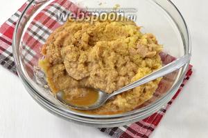Картофель очистить и натереть на самой мелкой тёрке (это важно). Удалить ложкой образовавшийся сок (зачёрпывать только верхний слой сока, так как внизу будет крахмал).