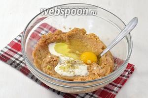 Добавить в картофель (1 кг) сметану (3 ст. л.), 1 яйцо, соль (1,5 ч. л.) и перец (0,3 ч. л.), пропущенный через чесночницу чеснок (3 зубчика). Хорошо перемешать.