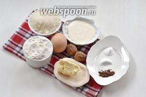 Для работы нам понадобится мука, яйца, сахар, сливочное масло, сметана, пищевой аммоний, сода, какао, грецкие орехи.
