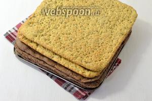 Из орехового теста испечь 2 коржа, а из шоколадного — 3 коржа. Температура выпечки 180°С, время выпечки 15-20 минут. Размер формы 25х25 см.