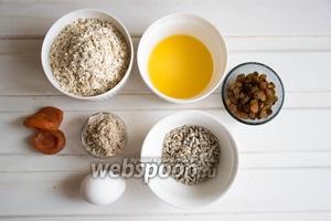 Ингредиенты: мелкие овсяные хлопья, апельсиновый сок, ореховая мука (у меня фундучная), курага, изюм, семечки подсолнечника, яйцо.