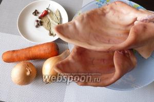 Для холодца возьмём свиные уши, у меня 4 штуки,общим весом 900 грамм. При желании можно и мяса положить, но тут кто как любит. Для бульона возьмём морковь, лук, душистый перец горошком, гвоздику, лавровый лист, чили.