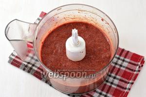 700 г печени хорошо промыть, очистить и измельчить в кухонном комбайне (насадка «металлический нож»).