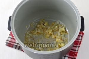 В чаше мультиварки, в режиме «Выпечка» или «Жарка», обжарить на растительном масле (2 ст. л.) очищенную и нарезанную 1 луковицу (у меня мультиварка Полярис).