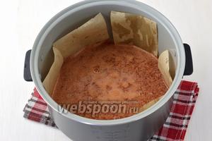 Смазать чашу мультиварки растительным маслом (1 ст. л.) и выложить в неё несколько полосок пергаментной бумаги. Вылить печёночную массу в чашу мультиварки.