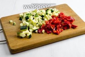 Цукини (1 шт.) и перец (1 шт.) вымыть. Перец очистить от семян и перегородок. Нарезать овощи мелко кубиком.