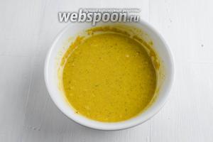1 способ приготовления пакоры. Кляр на воде: муку со специями смешать с холодной водой. Понемногу добавлять воду в муку, чтобы кляр получился не жидким.