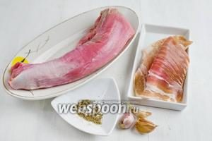 Чтобы приготовить праздничную закуску, нужно взять свиную вырезку, бекон, чеснок, соль, перец.