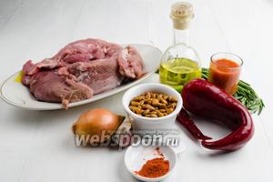 Чтобы приготовить блюдо, нужно взять свинину, фасоль кофейную, перец сладкий, чеснок, острый перец, розмарин, очищенные томаты в собственном соку, паприку, горячую воду, масло подсолнечное, соль.