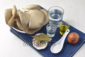 Для работы нам понадобятся вешенки, вода, уксус, соль, подсолнечное масло, лавровый лист, черный перец горошком, лук,