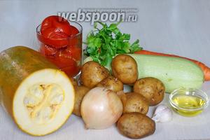 Для приготовления овощного рагу с тыквой потребуются продукты: тыква, картофель, морковь, кабачок, лук, чеснок, консервированные томаты в собственном соку, растительное масло, соль и перец, свежая петрушка.