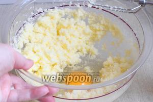 Включаем духовку на 170°С. Взбиваем мягкое масло (115 г) с сахаром (200 г). Добавляем по 1 яйца, не переставая взбивать.