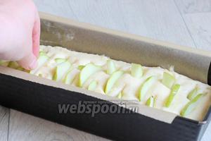 Вставляем теперь груши по всей длине кекса. Ставим в духовку на 1 час. Печём до сухой лучинки.