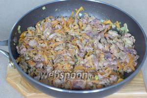 Добавляем печень в сковороду к моркови и луку и жарим 10 минут. При этом выделится некоторое количество жидкости.