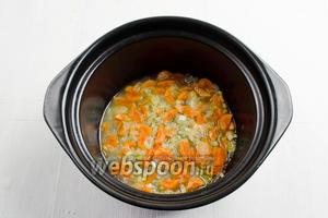 Лук и морковь (по 1 шт.) очистить. Нарезать мелким кубиком. В кастрюле нагреть топлёное масло (20 г). Выложить подготовленные овощи. Добавить воду (2 ст. л.) Томить до мягкости моркови в течение 7 минут.