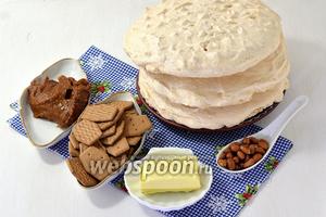 Для работы нам понадобятся готовые белковые коржи, жареный арахис, шоколадный крекер, варёное сгущённое молоко, сливочное масло.