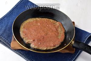 На горячей сковороде, смазанной подсолнечным маслом (100 мл), выпечь тонкие коржи, обжаривая их с обеих сторон до готовности.