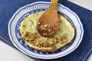Смазывать печёночные коржи по очереди разными начинками. 1 — столовой ложкой майонеза и грибной начинкой.