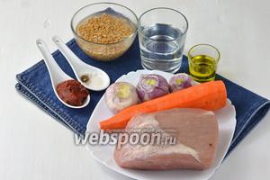 Для работы нам понадобится свинина, предварительно замоченная в холодной воде на 12 часов перловка, морковь, лук, вода, соль, перец, подсолнечное масло, томатная паста.