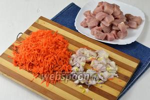 Морковь (1 шт.) и лук (3 небольших головки) очистить. Морковь натерть на крупной тёрке, лук нарезать кубиком, свинину нарезать кубиком 2х2 см.