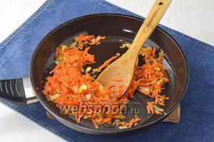 Лук (1 шт.) и морковь (1 шт.) очистить, лук нарезать кубиком, а морковь натереть на крупной тёрке. Поджарить на подсолнечном масле 5-6 минут.