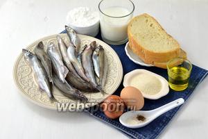 Для работы нам понадобится мойва свежемороженая, белый хлеб, яйцо, подсолнечное масло, соль, перец, молоко, мука, лук, манка.