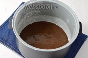 Чашу мультиварки смазать сливочным маслом (1 ст. л.) и присыпать мукой (1 ст. л.). Выложить тесто в чашу мультиварки (у меня мультиврка Полярис).