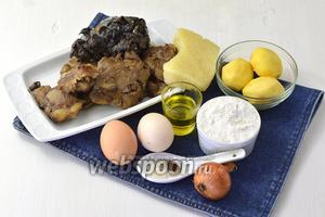 Для работы нам понадобится картофель, яйца, лук, сыр, мука, соль, перец, подсолнечное масло, замороженные отваренные лесные грибы.
