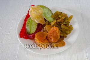 Для начинки нужно взять изюм (50 г), цукаты (50 г), курагу (50 г). Сухофрукты тщательно промыть в тёплой воде с 1 щепоткой соли. Промыть в сите под струёй тёплой воды. Обсушить. Нарезать кусочками.