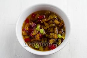 Подготовленные сухофрукты залить (100 мл) тёплого коньяка.