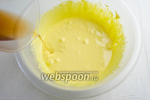 Яйца (2 желтка и 1 яйцо) взбить с сахаром (130 г) добела. Добавить коньяк, который использовали для сухофруктов.