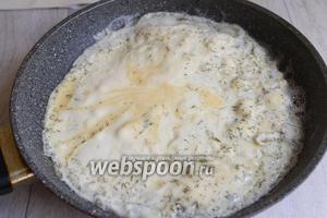 Наливаем в сковородку масло и делаем омлет. Закрываем крышкой и слегка не дожариваем его, нам не нужен сухой омлет.