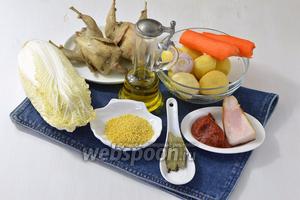 Чтобы приготовить украинский капустняк со свежей капустой, нам понадобятся перепела, пекинская капуста, пшено, соль, чёрный перец горошком, лавровый лист, морковь, картофель, лук, сало, томатная паста, подсолнечное масло.
