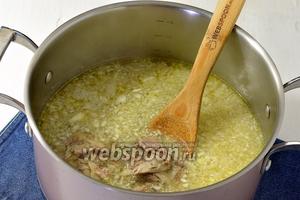 В кастрюлю выложить подготовленную капусту, промытое пшено (3 ст. л.), мясо и варить 12-15 минут.