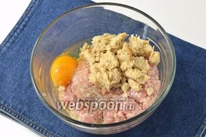 Соединить 500 г фарша, 1 яйцо, отжатый хлеб. Приправить по вкусу солью и перцем. Хорошо перемешать.