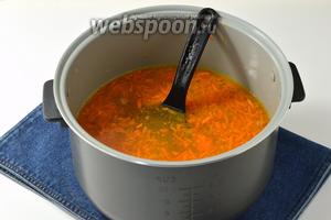 Добавить в чашу кипящий бульон, очищенный целый картофель (6 штук). Мультварку переключить на режим «Суп» и готовить 20-25 минут до готовности картофеля.