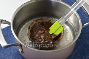 Шоколад (100 г) мелко порубить. Поместить в мисочку. Поставить мисочку в кастрюлю, с нагретой до 45°С водой (500 мл), и помешивать, пока он не растает.