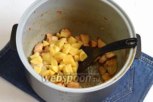 Выложить в чашу к филе очищенный и порезанный небольшими кусочками картофель (4 штуки) и кипящую воду (2 литра, воду можно добавить и холодную, но тогда борщ будет готовиться дольше). Переключить мультиварку на режим «Суп» и готовить 15 минут.