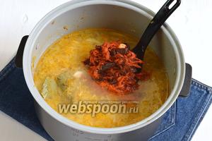 Дальше выложить в чашу мультиварки заправку из моркови и лука, лавровый лист (2 штучки), соль (1 ст. л.). Готовить ещё 5-6 минут (до готовности капусты).