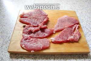 200 г мяса нарезать тонкими пластинками, слегка отбить, посолить (2 щепотки) и поперчить (2 щепотки).